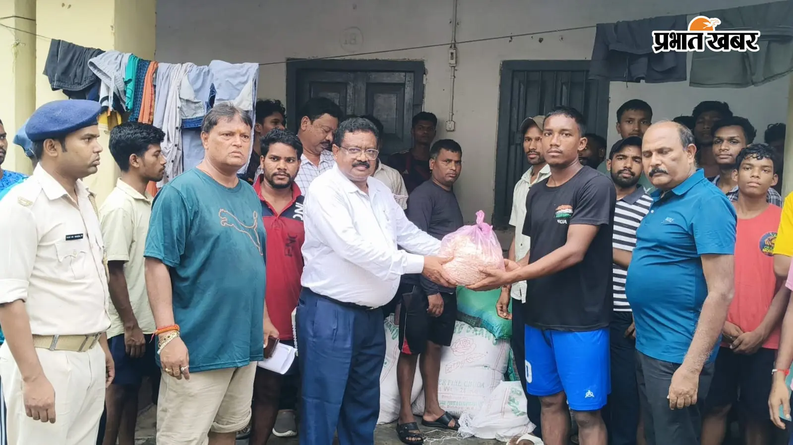 साहिबगंज में बाढ़ के बीच छात्रों को राहत, तीन छात्रावासों में बांटी खाद्य सामग्री
