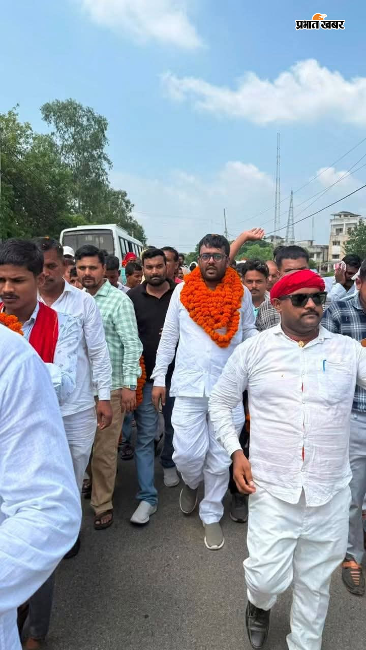 नवनिर्वाचित अध्यक्ष को प्रमाणपत्र देते बीडीओ व अन्य और जीत के बाद अपने समर्थकों के बीच नवनिर्वाचित अध्यक्ष धनंजय कुमार सिंह | Prabhat Khabar Network