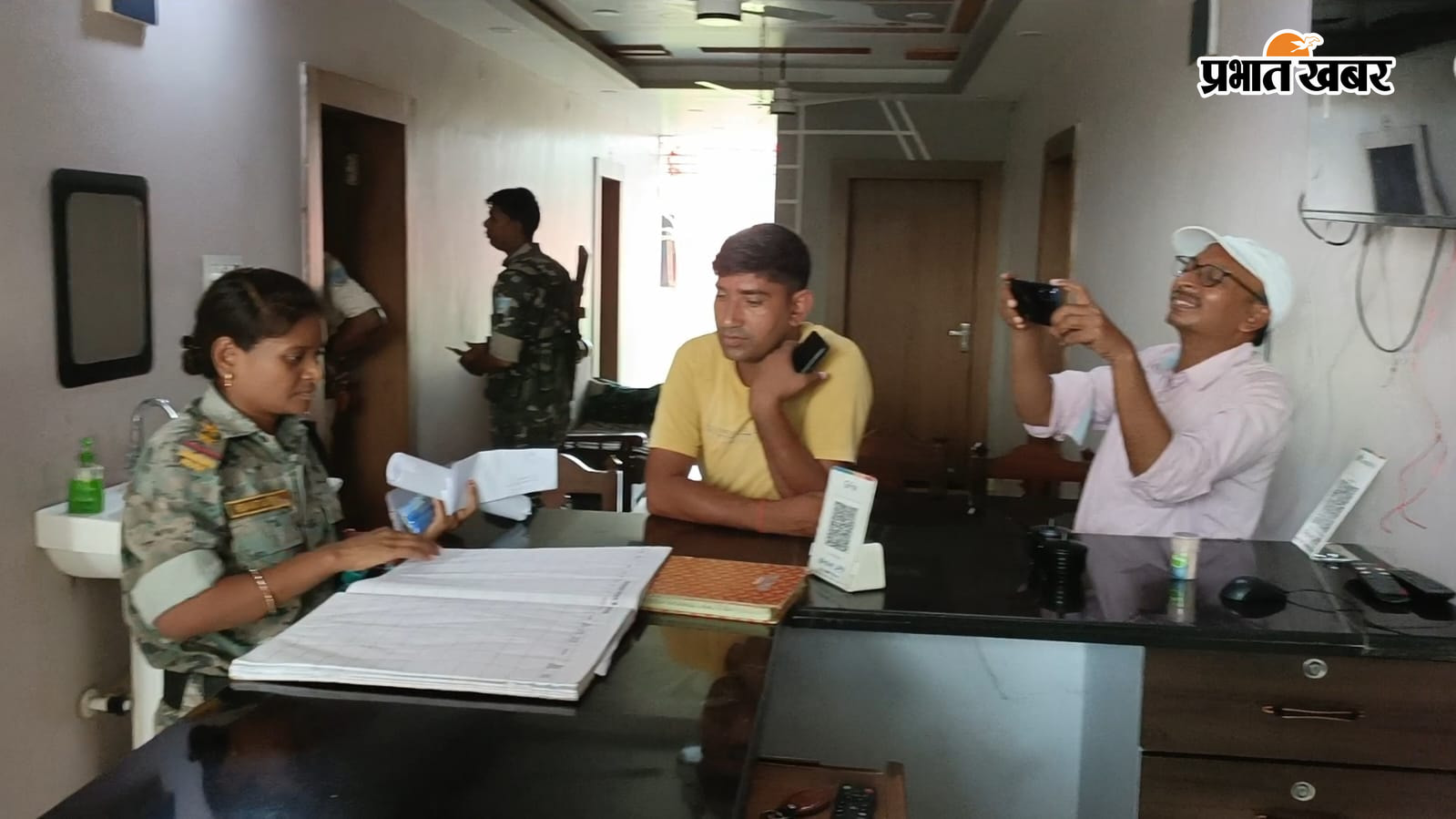 होटल का निरीक्षण करते पुलिस पदाधिकारी | Prabhat Khabar Network