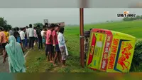 बेतिया में बोलेरो से साइड लेते ही बिगड़ा बस का बैलेंस, सड़क किनारे पलट गई यात्री बस, छह घायल