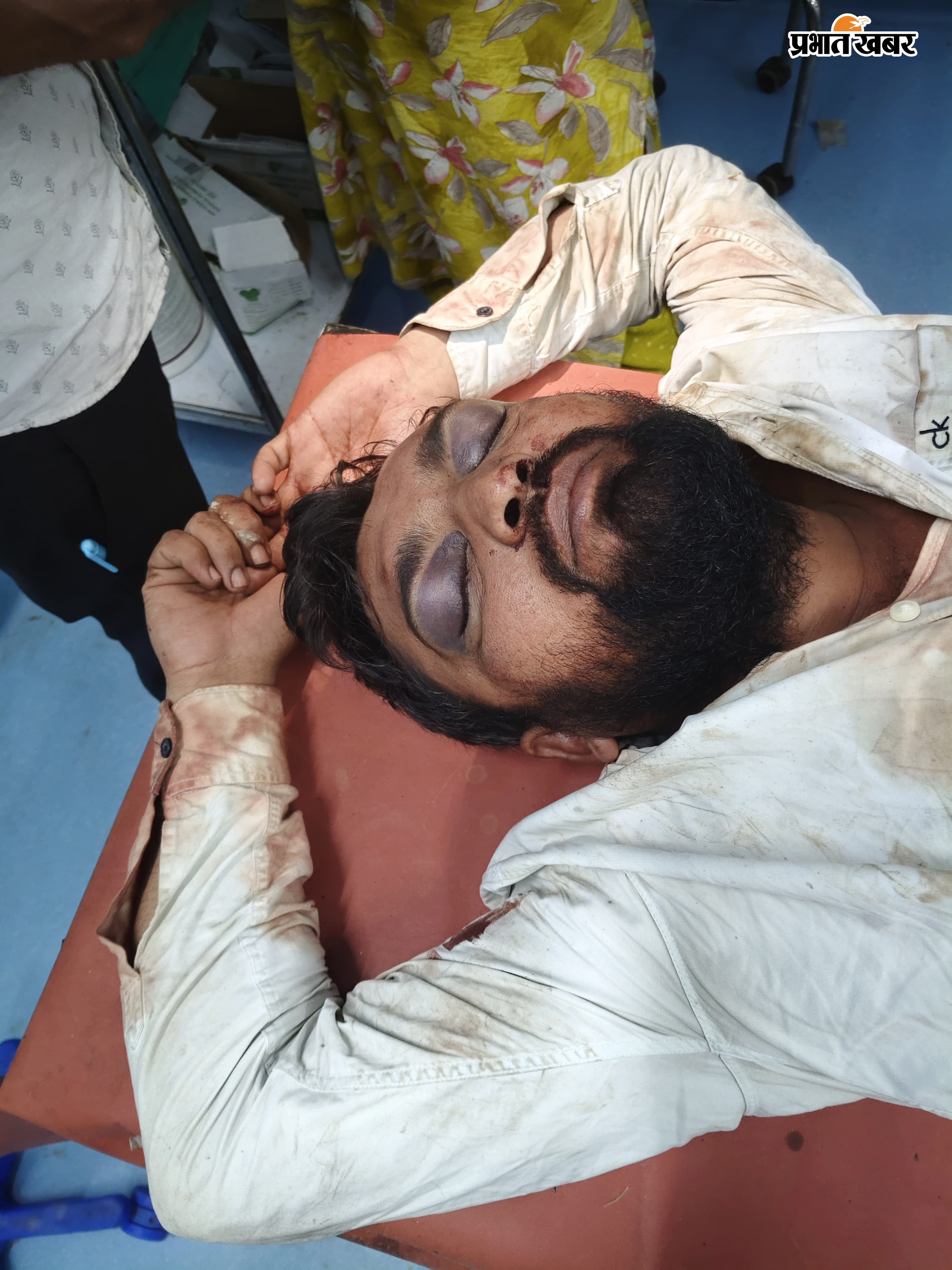 मैरवा रेफरल अस्पताल में घायल का इलाज कराती हुई पुलिस | Prabhat Khabar Network