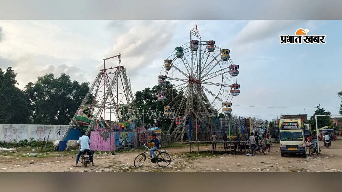 जन्माष्टमी खत्म, फिर भी प्रतापपुर हाई स्कूल मैदान में लगा है मेला; पढ़ाई प्रभावित