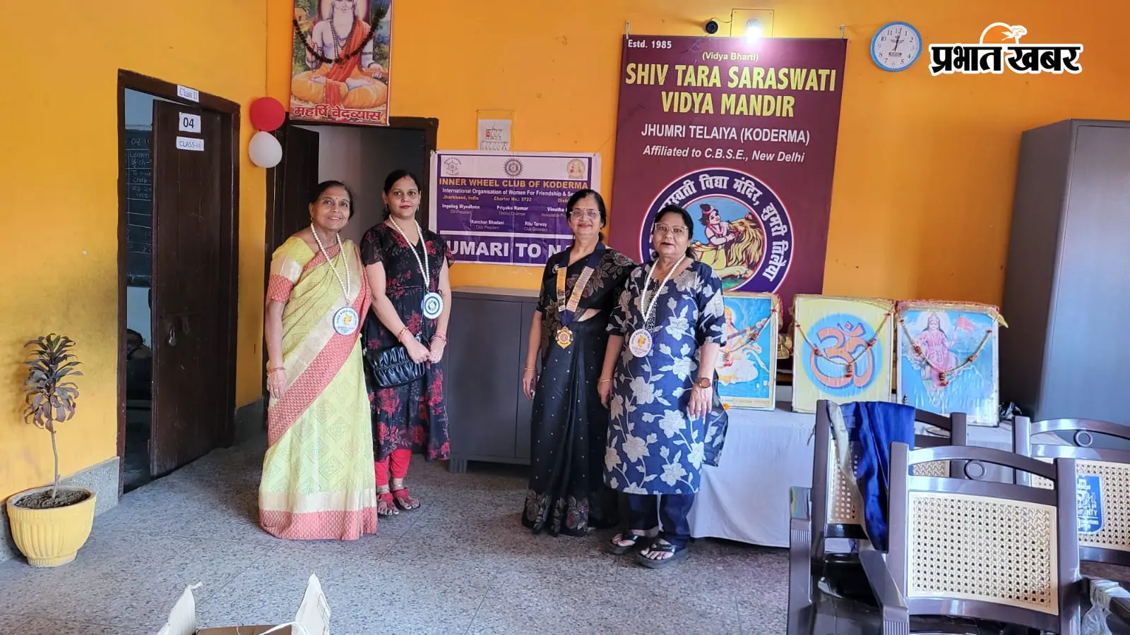 कोडरमा के शिव तारा विद्यालय में किशोरियों को बांटे सैनिटरी नैपकिन, चिकित्सक ने दिये स्वास्थ्य संबंधी सुझाव