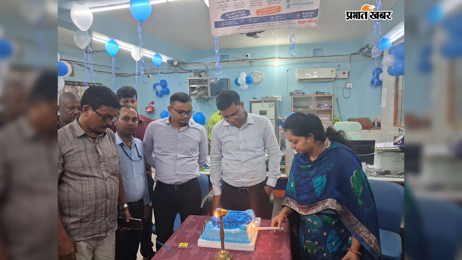 सुपौल: जदिया में बैंक ऑफ इंडिया का 121वां स्थापना दिवस धूमधाम से मना, शाखा प्रबंधक ने काटा केक, ग्राहकों का जताया आभार