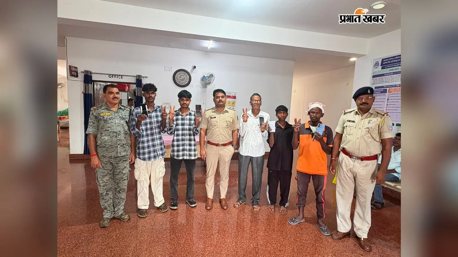 खोए पांच मोबाइल पुलिस ने खोज निकाले, मालिकों को लौटाकर जीता भरोसा