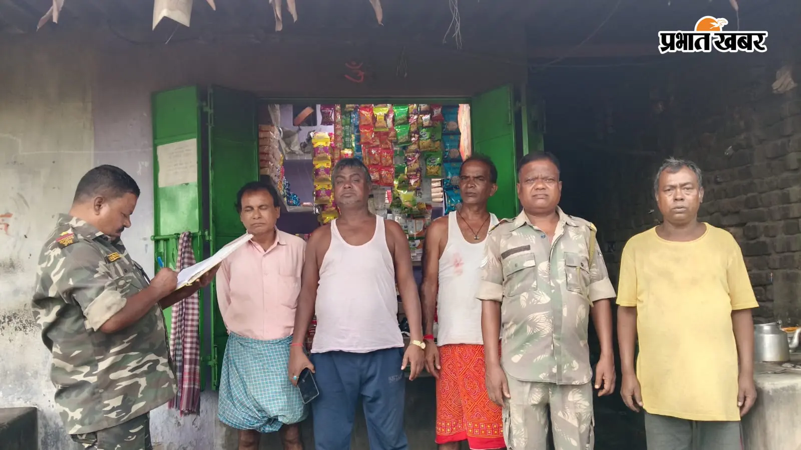 खरिकाबाद में चोरों का आतंक, जनरल स्टोर में तीसरी बार करकट तोड़कर चोरी