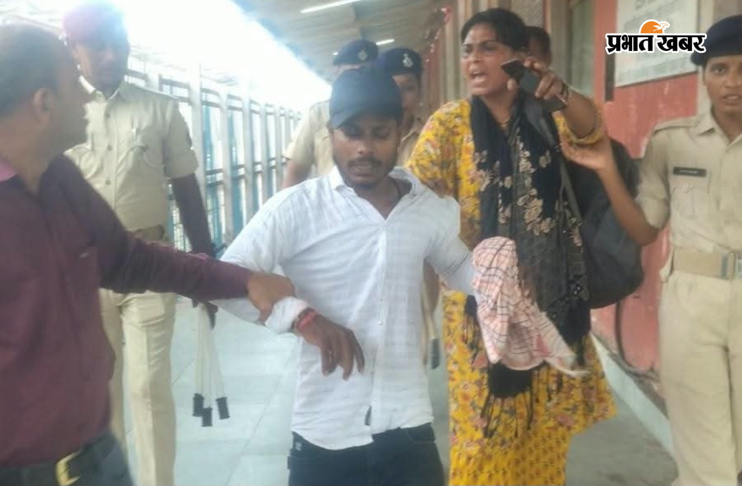 मजिस्ट्रेट चेकिंग के दौरान हिरासत में लिये गये यात्री | Prabhat Khabar Network