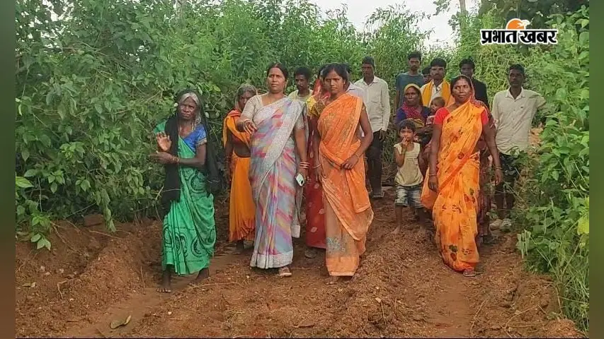 पलामू के किशुनपुर पंचायत की मुखिया ने पेश की मिसाल: सरकारी फंड नहीं तो क्या, अपने पैसों से बनवा रहीं सड़क