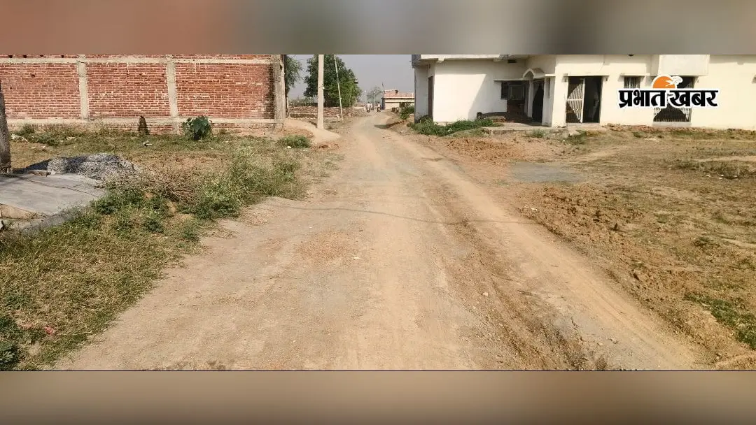 पलामू : 8 साल से छतरपुर नगर पंचायत, फिर भी कच्ची है सड़क ; टैक्स वसूली पूरी पर सुविधा जीरो