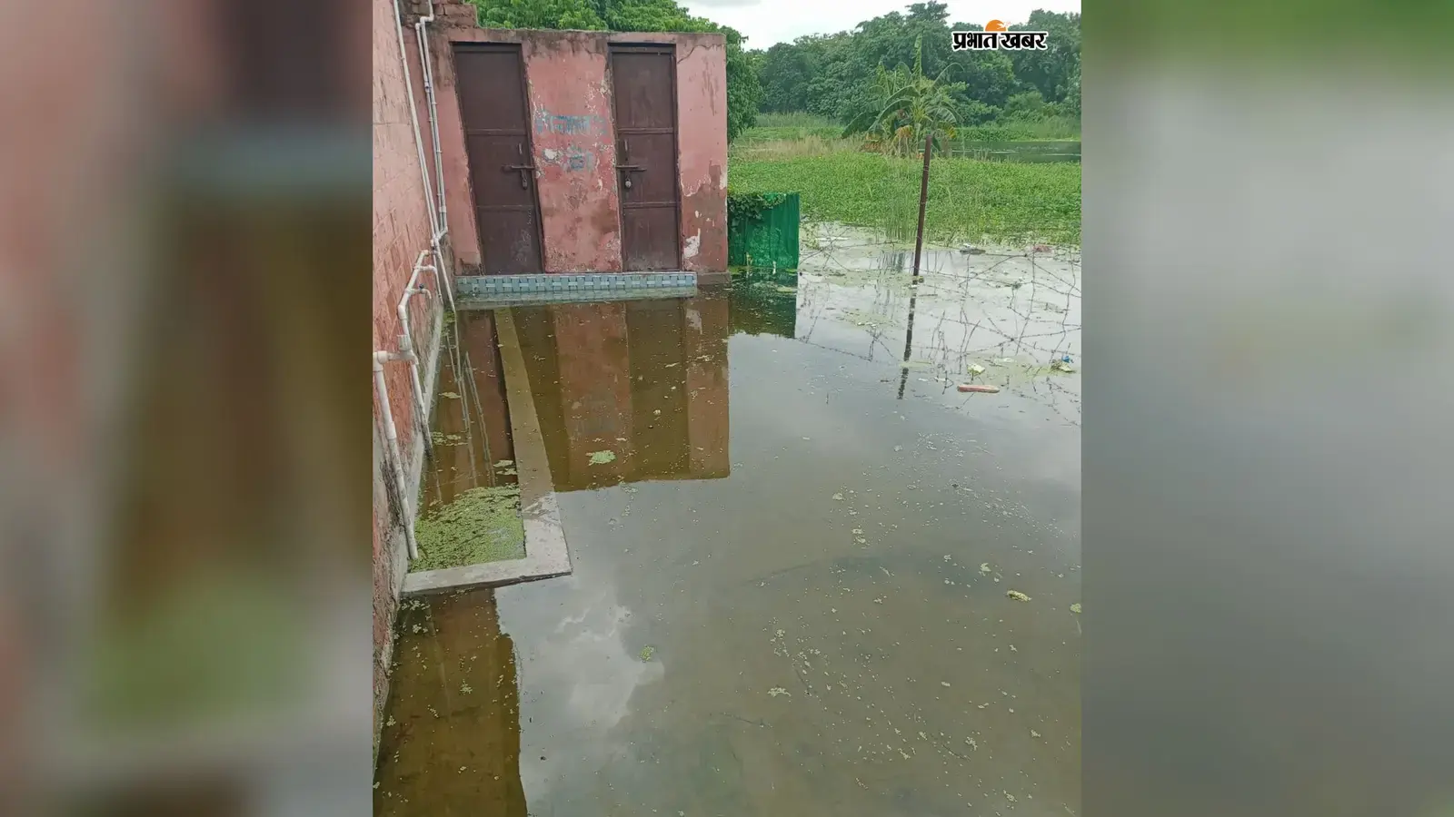 सीवान के सिसवन में बाढ़ के पानी में डूबा बरवा घाट प्राथमिक विद्यालय, नाव से निकाली गयी पंजी और घंटी
