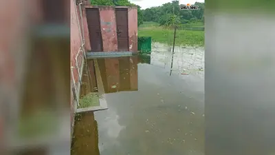 सीवान के सिसवन में बाढ़ के पानी में डूबा बरवा घाट प्राथमिक विद्यालय, नाव से निकाली गयी पंजी और घंटी