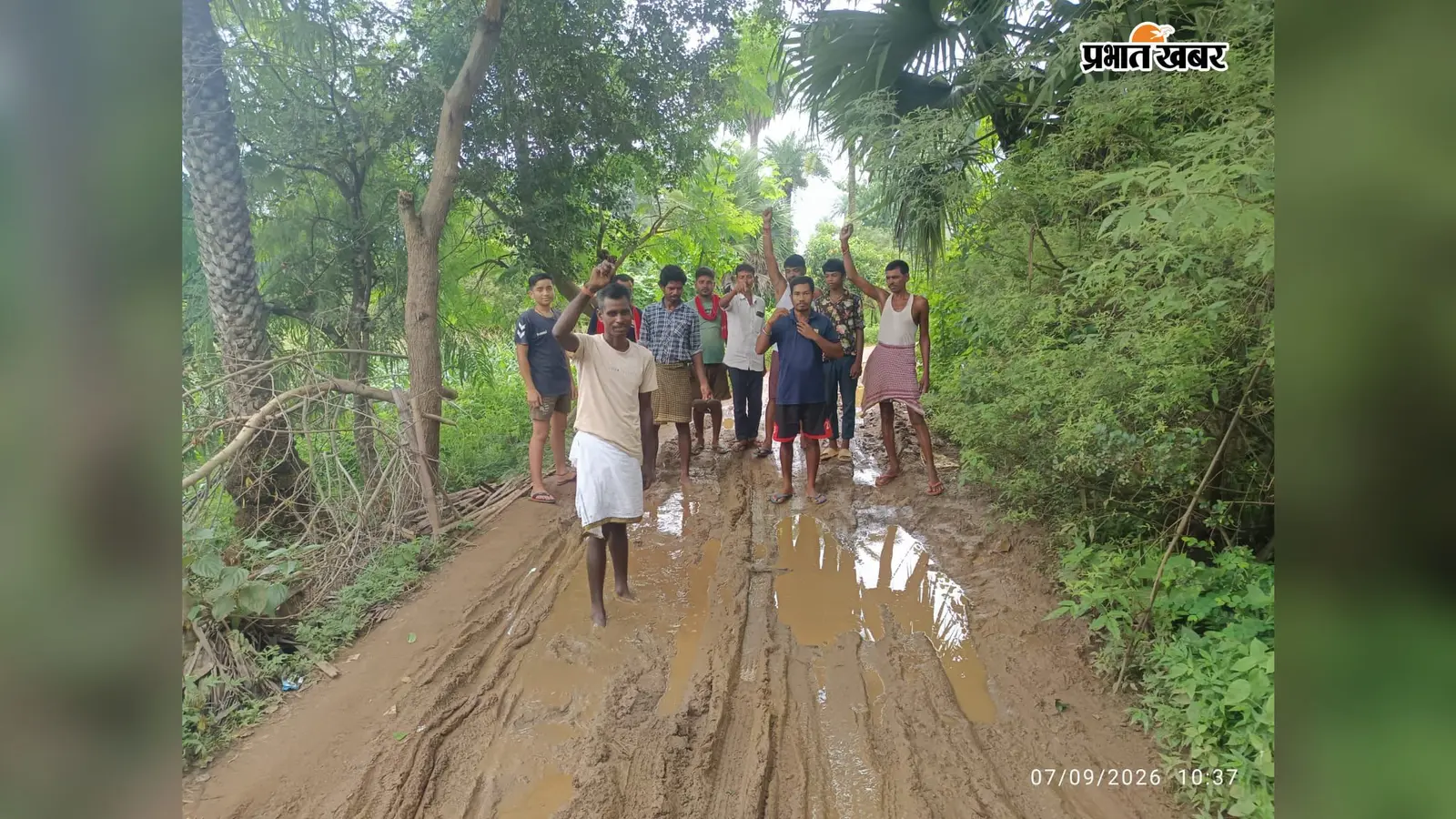 जयपुर के इनारावरण गांव की ढाई किमी सड़क बारिश में बनी दलदल, मरीजों को खाट पर ले जाने की मजबूरी