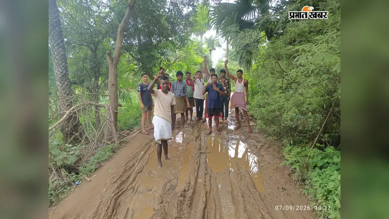 जयपुर के इनारावरण गांव की ढाई किमी सड़क बारिश में बनी दलदल, मरीजों को खाट पर ले जाने की मजबूरी