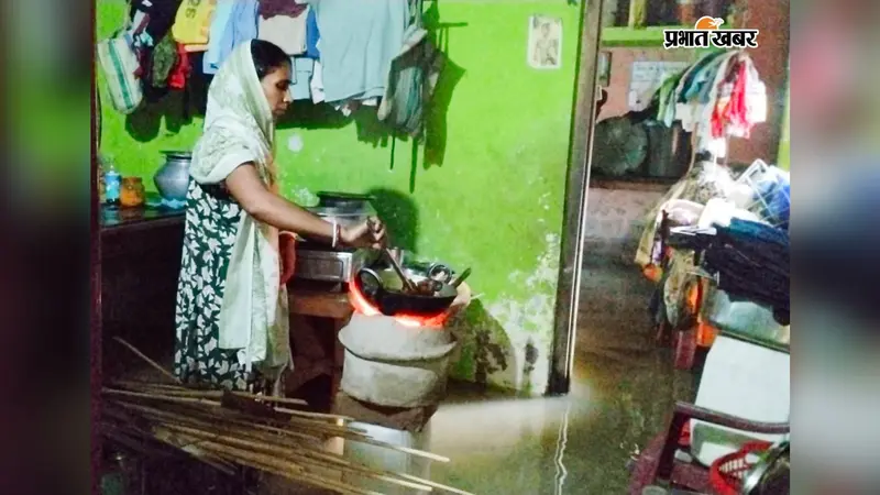 अमदाबाद में बाढ़ से हाहाकार, गंदे पानी में रहने से पैरों में फंगस-चर्म रोग की शिकायत : कई दिनों से नहीं जला चूल्हा