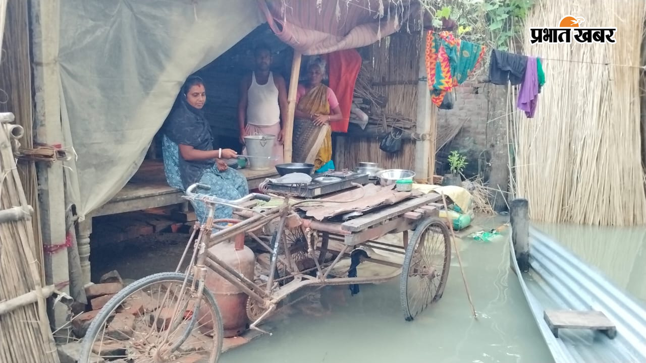 बाढ़ के बीच खाना पकाती महिला | Prabhat Khabar Network