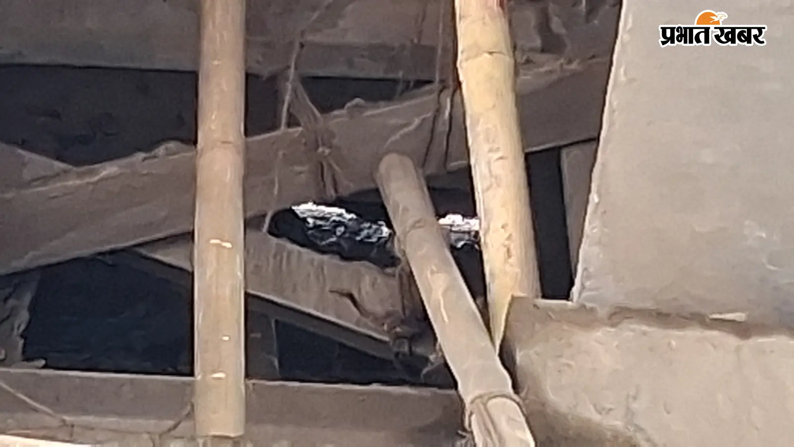 बरियारपुर रेलवे ओवरब्रिज में फिर बढ़ीं दरारें, मरम्मत के बाद उखड़ रहा मटेरियल, पुल की सुरक्षा पर उठे गंभीर सवाल