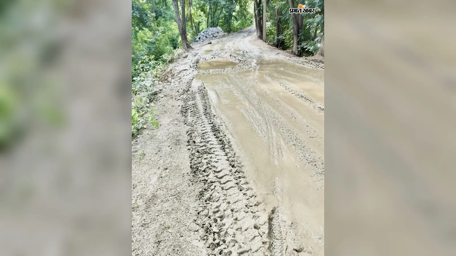 चतरा में 10 किमी सड़क पर गड्ढों का राज, दो फीट पानी-कीचड़ से हजारों ग्रामीण परेशान