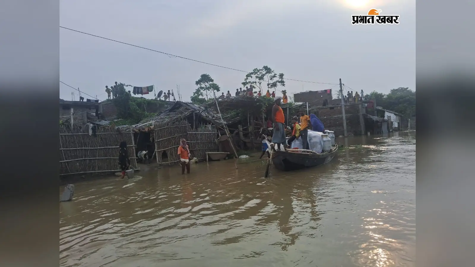 लखीसराय के पिपरिया दियारा में बाढ़ का कहर: दो दिनों से नहीं जले चूल्हे, छतों पर रहने को मजबूर लोग