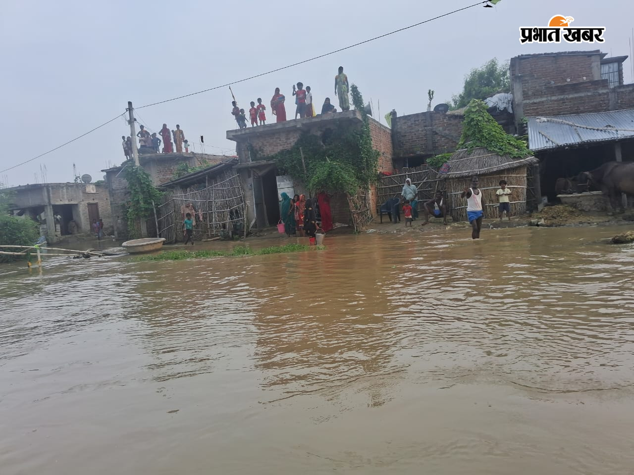 1छत पर खड़े बाढ़ पीड़ित फोटो 2 नाव से जायजा लेते बाढ़ में लगाये गए कर्मी | Prabhat Khabar Network