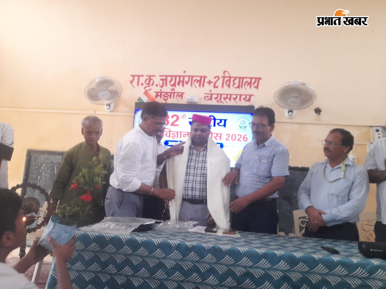 1 अनुमंडल स्तरीय बाल विकास परियोजना का अवलोकन करते हुए मंझौल एसडीएम  2 कार्यक्रम में मंझौल एसडीएम को सम्मानित करते हुए आयोजन समिति सदस्य | Prabhat Khabar Network