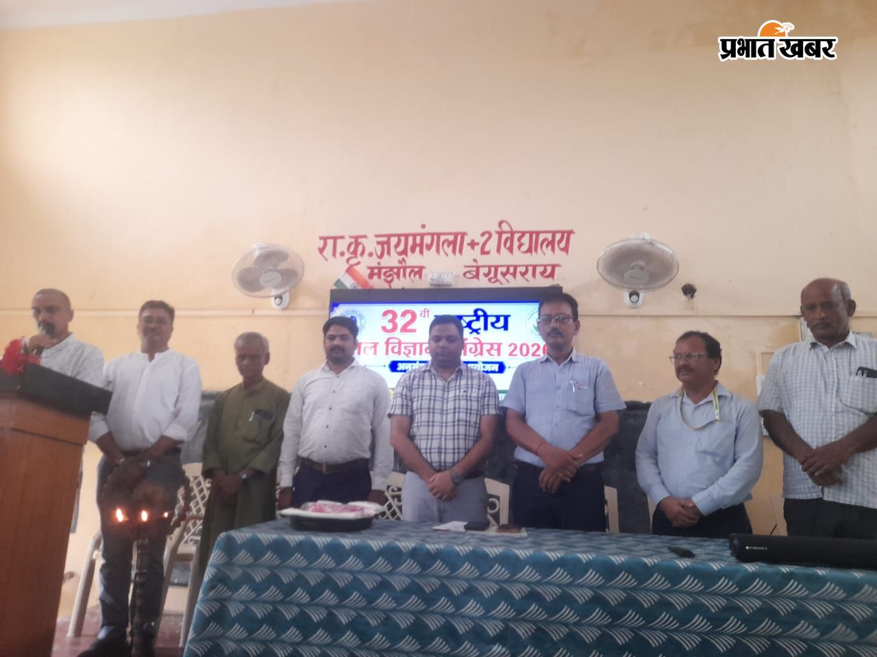 1 अनुमंडल स्तरीय बाल विकास परियोजना का अवलोकन करते हुए मंझौल एसडीएम  2 कार्यक्रम में मंझौल एसडीएम को सम्मानित करते हुए आयोजन समिति सदस्य | Prabhat Khabar Network