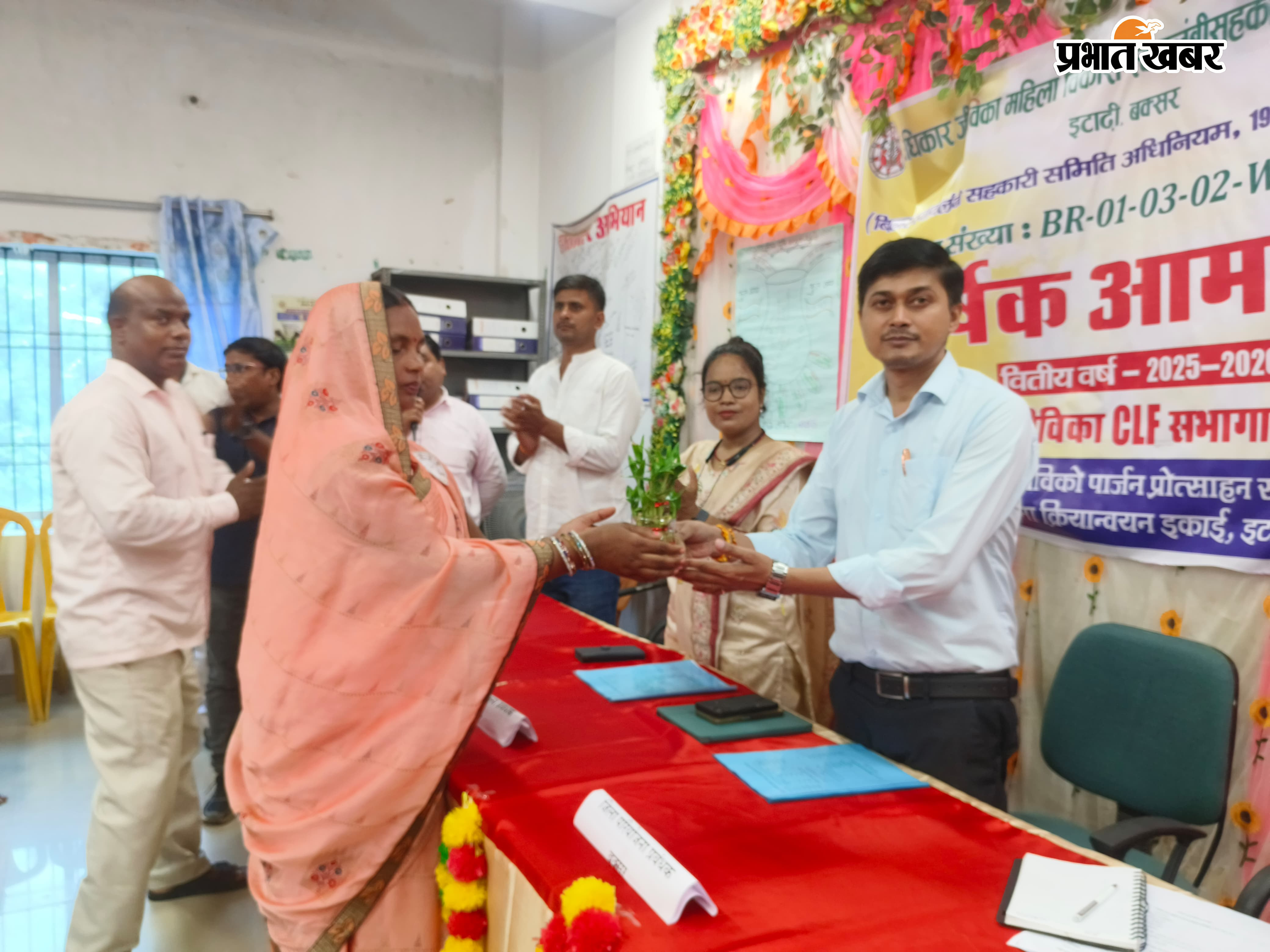 फोटो दीप प्रज्वलित कार्यक्रम का उद्घाटन करते अतिथि फोटो बेहतर कार्य करने वाले जिनका दीदी को सम्मानित करते अतिथि | Prabhat Khabar Network