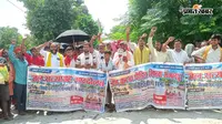 जल सत्याग्रह से गूंजा योगापट्टी, बाढ़ग्रस्त घोषित करने की मांग पर 10 किमी पैदल मार्च कर अंचल कार्यालय पहुंचे ग्रामीण, दिया धरना