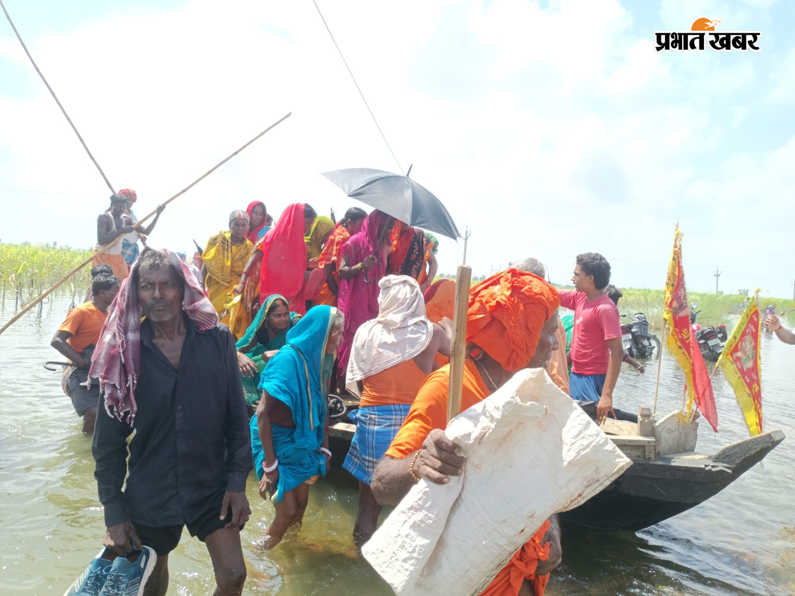 जल सत्याग्रह और विरोध प्रदर्शन करते बाढ़ कटाव पीड़ित ग्रामीण | Prabhat Khabar Network