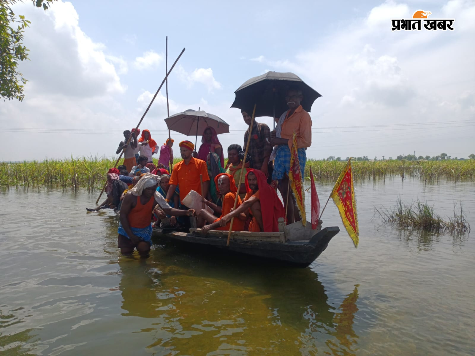 जल सत्याग्रह और विरोध प्रदर्शन करते बाढ़ कटाव पीड़ित ग्रामीण | Prabhat Khabar Network