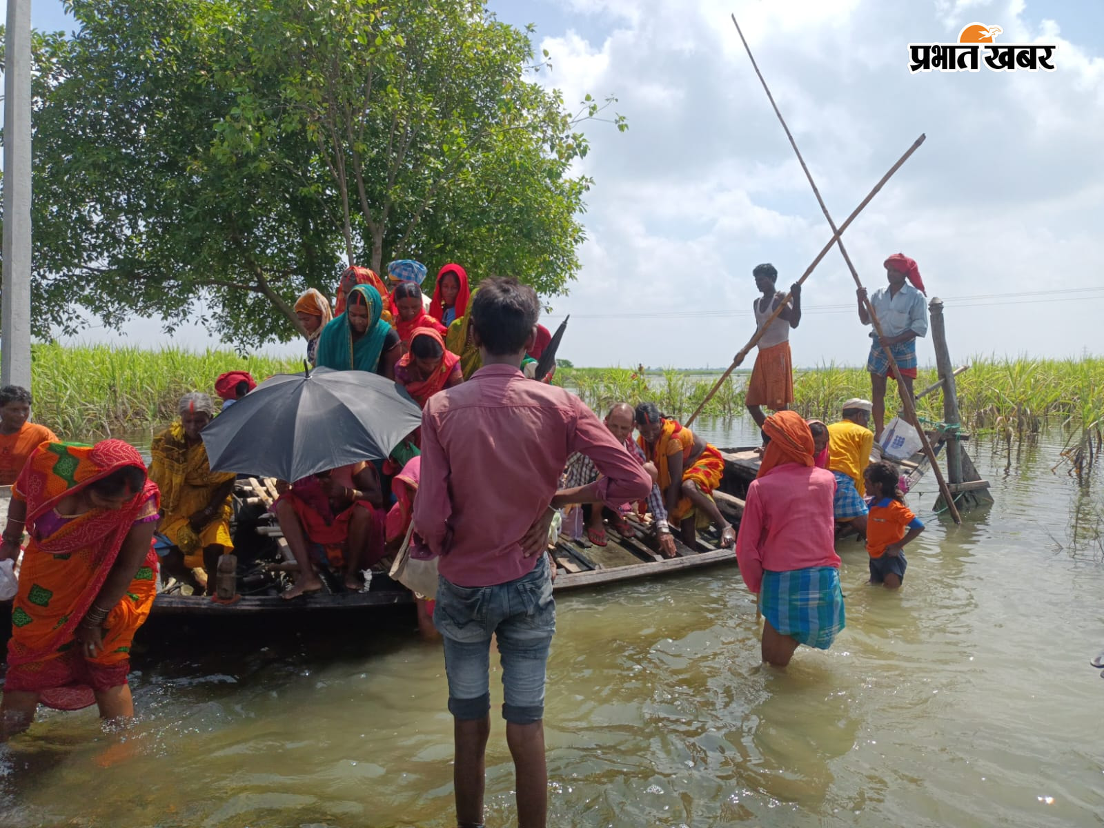 जल सत्याग्रह और विरोध प्रदर्शन करते बाढ़ कटाव पीड़ित ग्रामीण | Prabhat Khabar Network