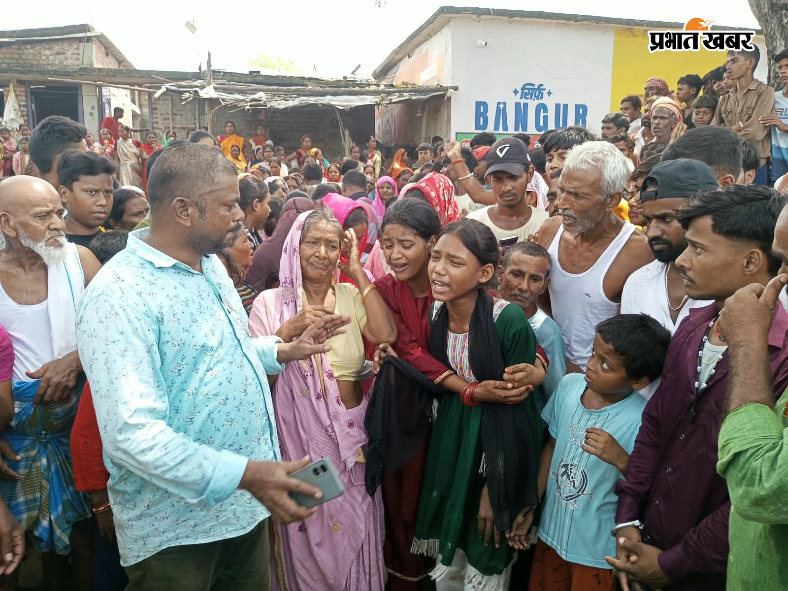 ग्रामीणों से बातचीत करते विधायक प्रमोद कुमार सिंह मौके पर रोते बिलखते मृतक के परिजन | Prabhat Khabar Network