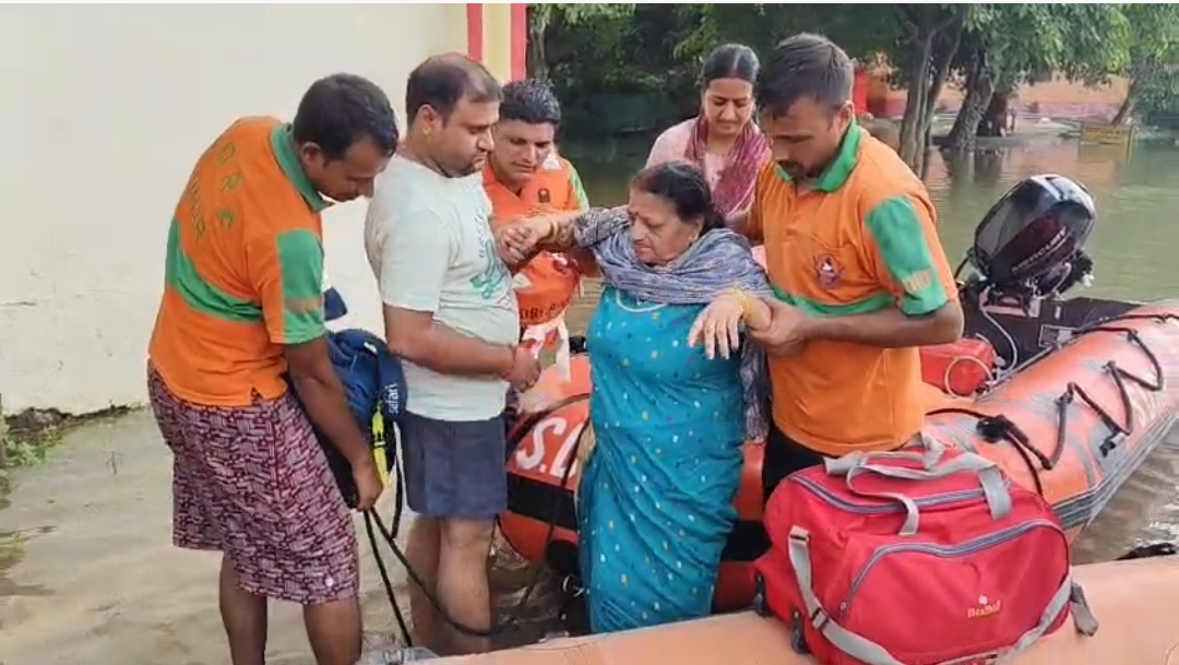पीड़ितों की मदद करती टीम