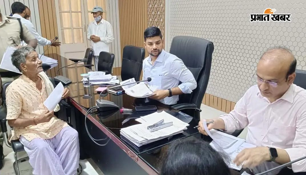 समाहरणालय में लगा फरियादियों का मेला, 52 शिकायतें लेकर पहुंचे लोग — DM अंशुल कुमार ने दिया ये भरोसा