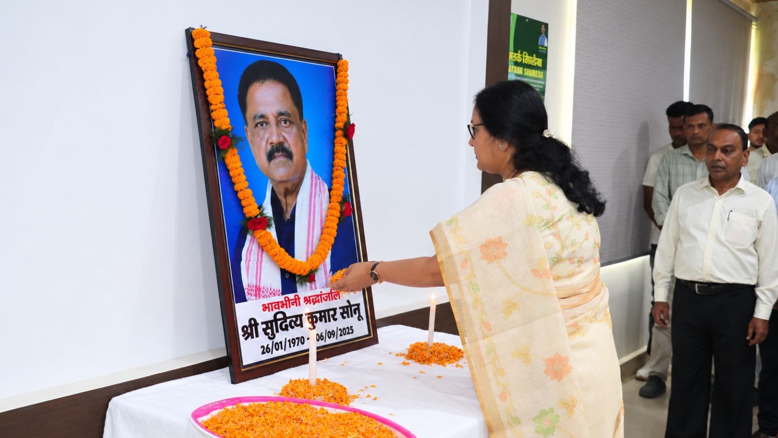 श्रद्धांजलि अर्पित करते हुए डीसी