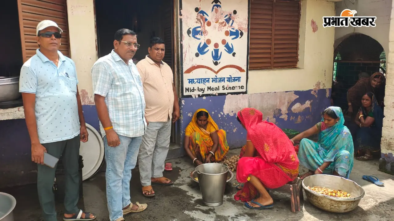 गिद्धौर के उत्क्रमित +2 उच्च विद्यालय पहुंचे मुखिया, मध्याह्न भोजन में मिली गड़बड़ी; जताई नाराजगी