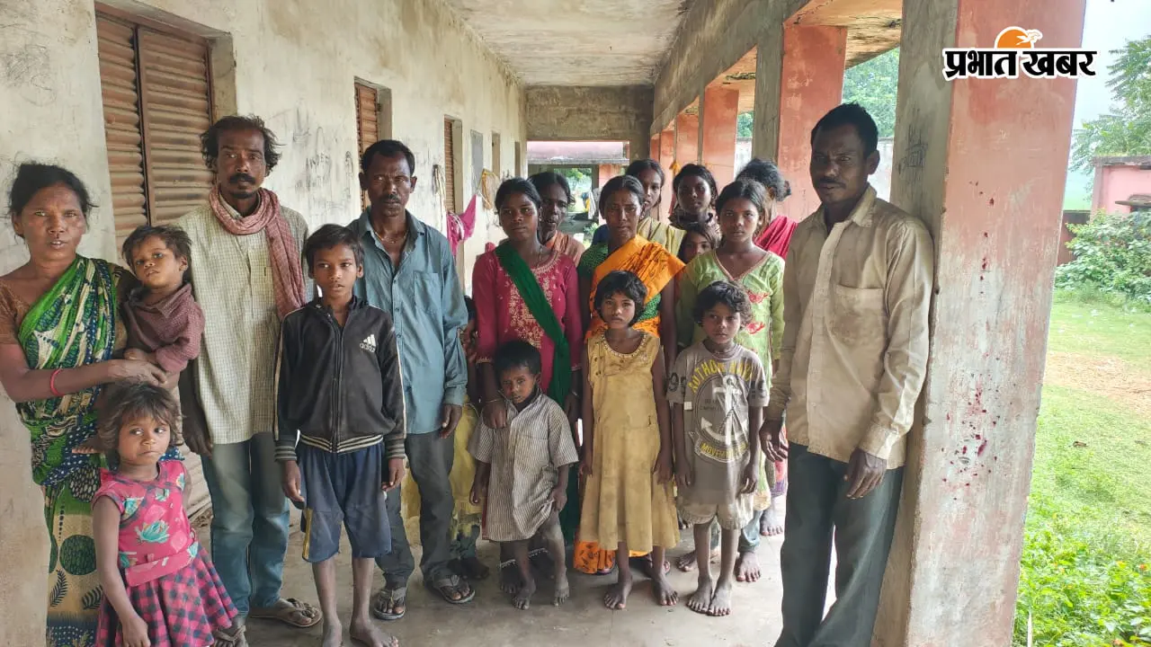 गिद्धौर में घर छिनने से स्कूल में रहने को मजबूर 40 बिरहोर परिवार, प्रमुख प्रतिनिधि से लगाई गुहार