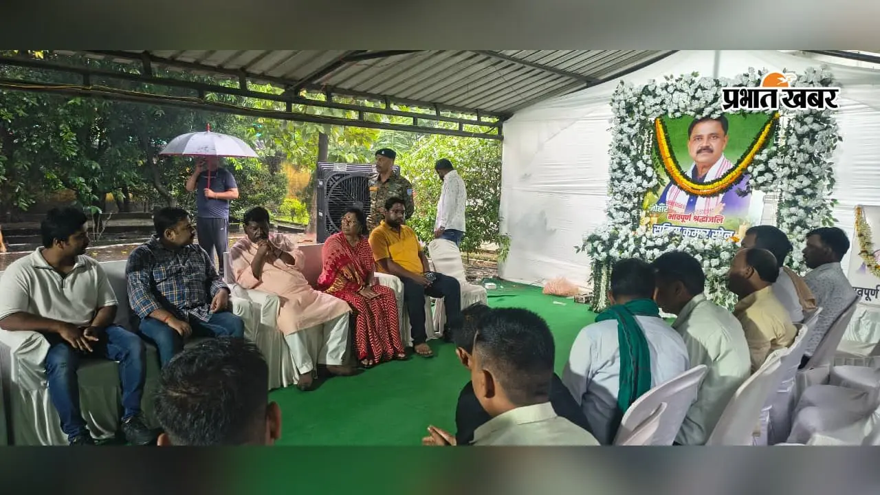 गिरिडीह पहुंचे विधायक हेमलाल मुर्मू, मंत्री सुदिव्य कुमार सोनू को दी श्रद्धांजलि