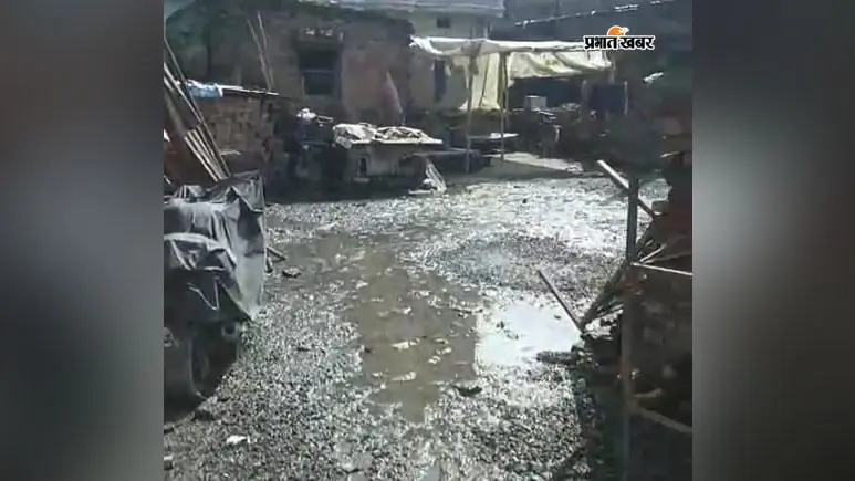 गोपालगंज: हथुआ के वार्ड 10 में बारिश ने खोली विकास की पोल, सड़क-नाला नहीं होने से घरों से निकलना मुश्किल