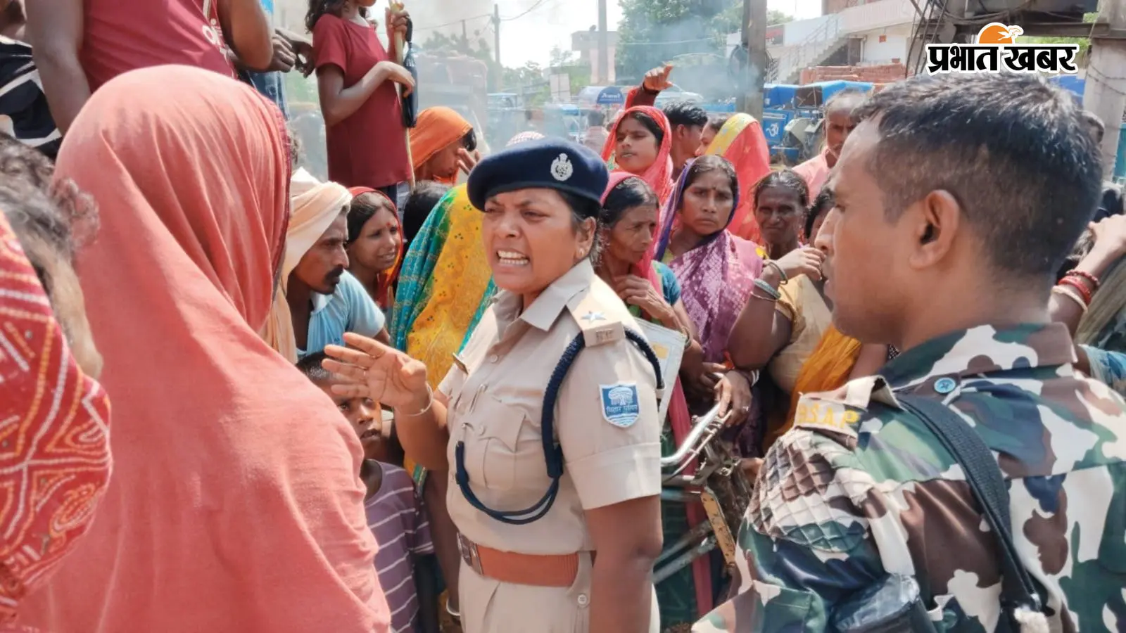 मुंगेर में बाढ़ राहत की मांग को लेकर सड़क पर उतरे ग्रामीण, घंटों जाम रहा मुंगेर-पटना मुख्य मार्ग