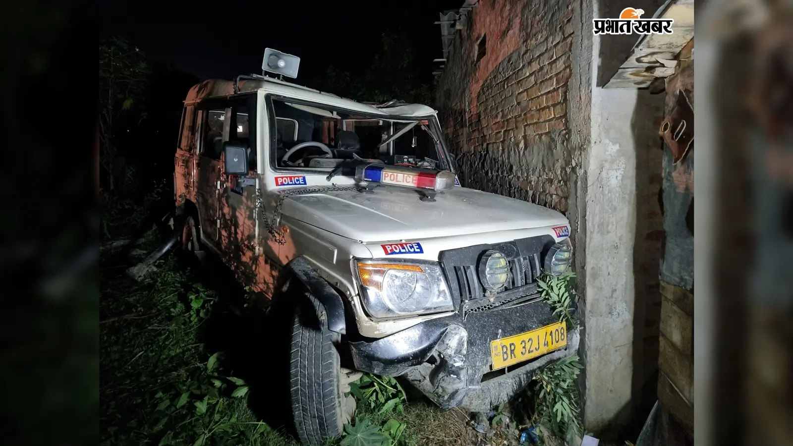 पुलिस की गश्ती गाड़ी ने बाइक सवार को मारी जोरदार टक्कर, बिजली पोल तोड़कर मकान की दीवार से टकराया