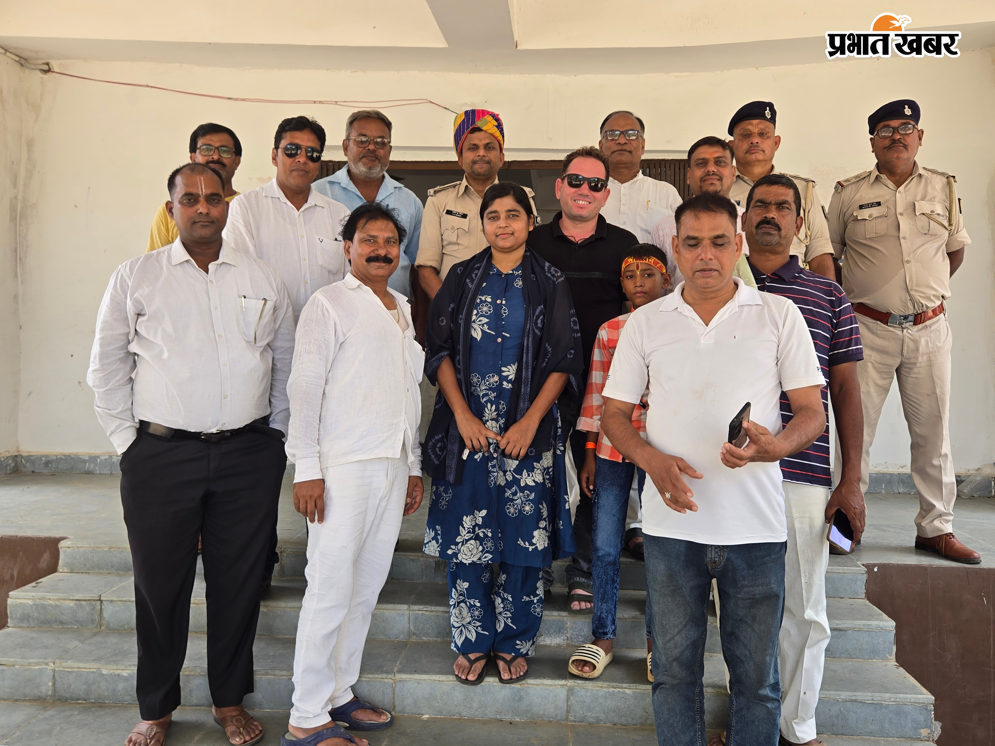 विदाई समारोह के दौरान उपस्थित जनप्रतिनिधि, समाजसेवी,पुलिस पदाधिकारी एवं अन्य | Prabhat Khabar Network