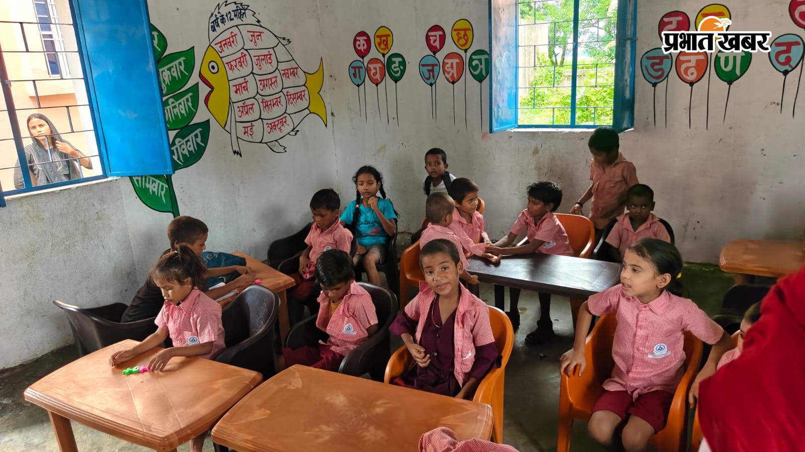 फोटो नं 05- डीडीसी के जांच के दौरान सेमरा आंगनबाड़ी में पढ़ते छात्र | Prabhat Khabar Network