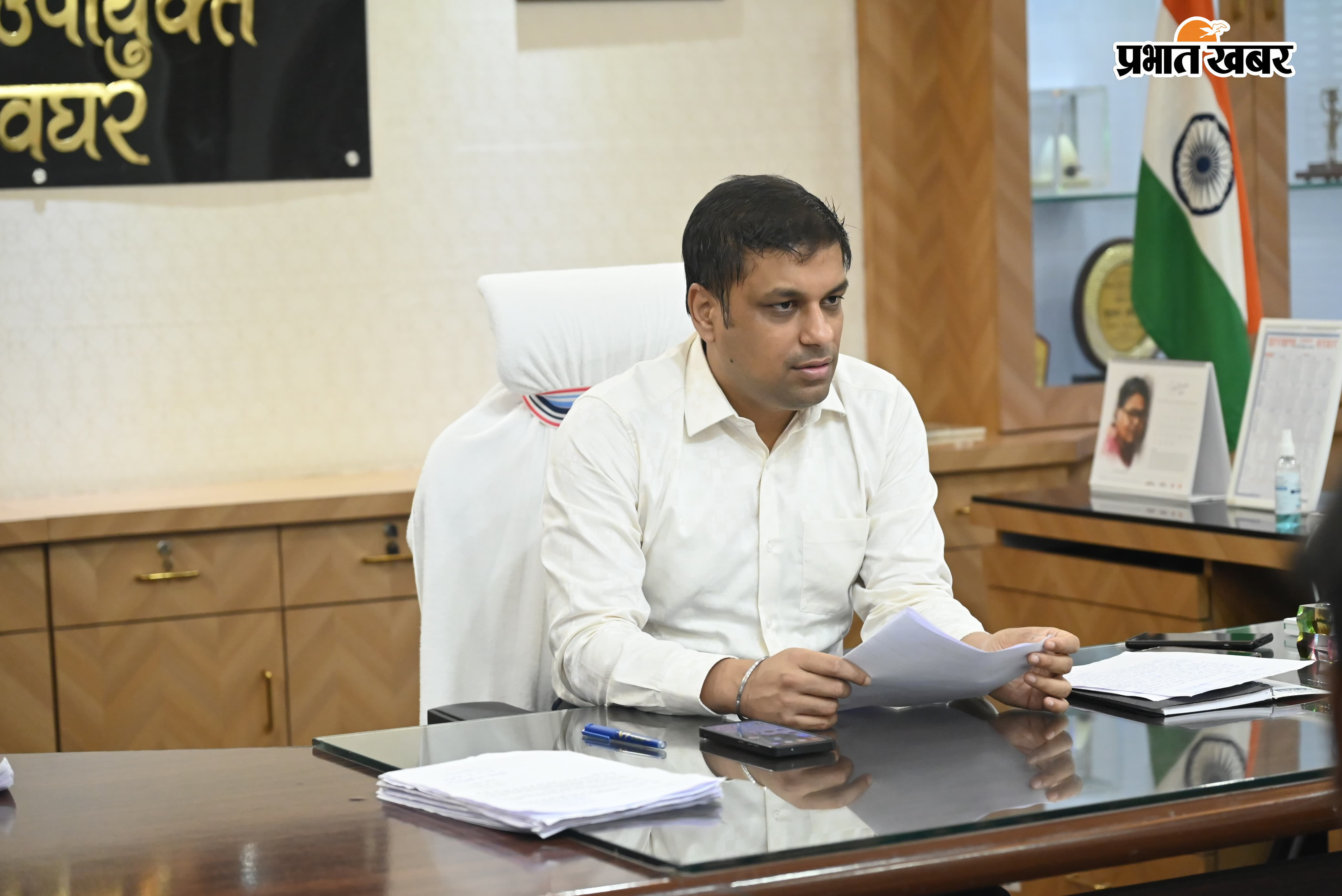 जनता दरबार में लोगों की समस्याओं से रूबरू होते डीसी सौरभ कुमार भुवानिया. | Prabhat Khabar Network