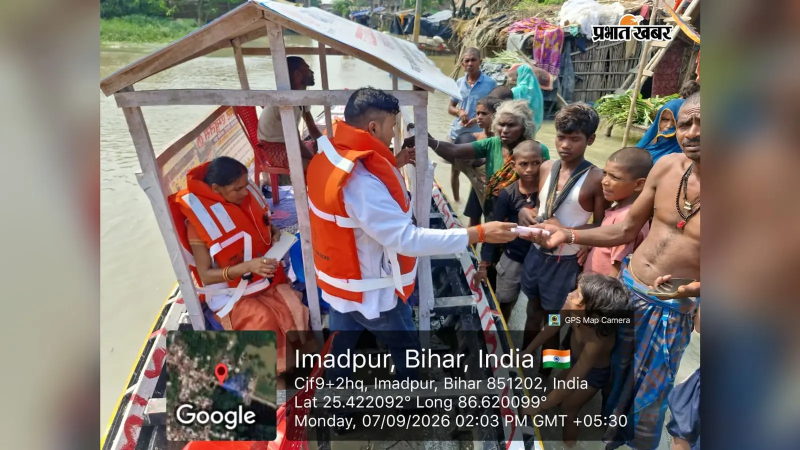 बाढ़ में सड़कें डूबीं तो नाव बनी अस्पताल तक पहुंचने का रास्ता, गोगरी में बोट एंबुलेंस से हजारों लोगों तक पहुंची मेडिकल टीम