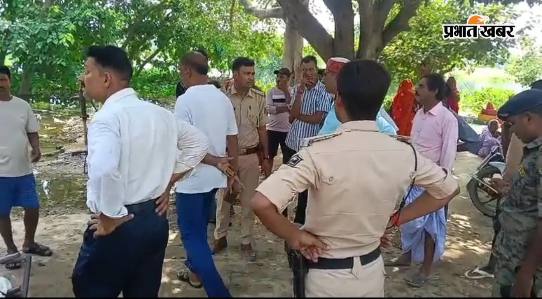सारण: नाबालिग छात्राओं से छेड़खानी का आरोप, शिक्षक हिरासत में; ग्रामीणों ने जताया आक्रोश