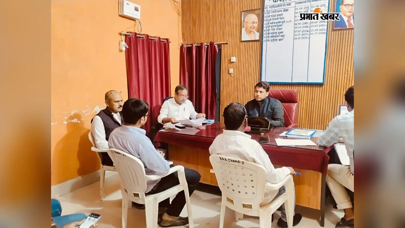 कैमूर के चांद में बैंकर्स व जीविका संग BDO की समीक्षा बैठक, योजनाओं का लाभ सरलता से देने के निर्देश
