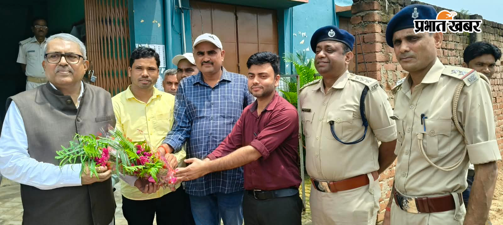 फोटो : प्रमंडलीय आयुक्त विजय कुमार गुप्ता के द्वारा चल रहें एसआईआर का निरिक्षण करते हुए की तस्वीर | Prabhat Khabar Network