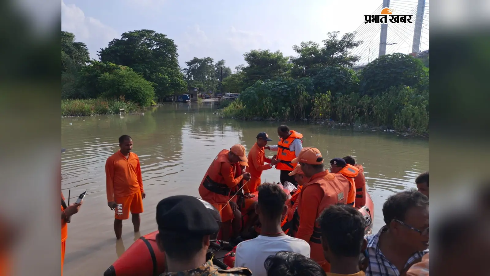 हाजीपुर में नाव हादसा: बोल्डर से टकराकर बाढ़ के पानी में डूबी नाव, 3 लोग लापता; 7 को बचाया गया