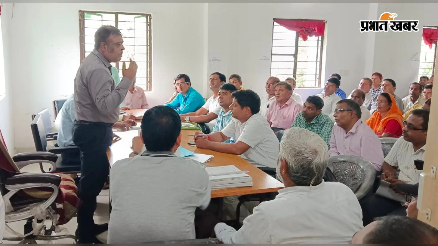 कैमूर: मतदाता सूची को त्रुटिरहित बनाने के लिए रामपुर में BLO की बैठक, नए मोबाइल ऐप पर दिया गया विशेष प्रशिक्षण