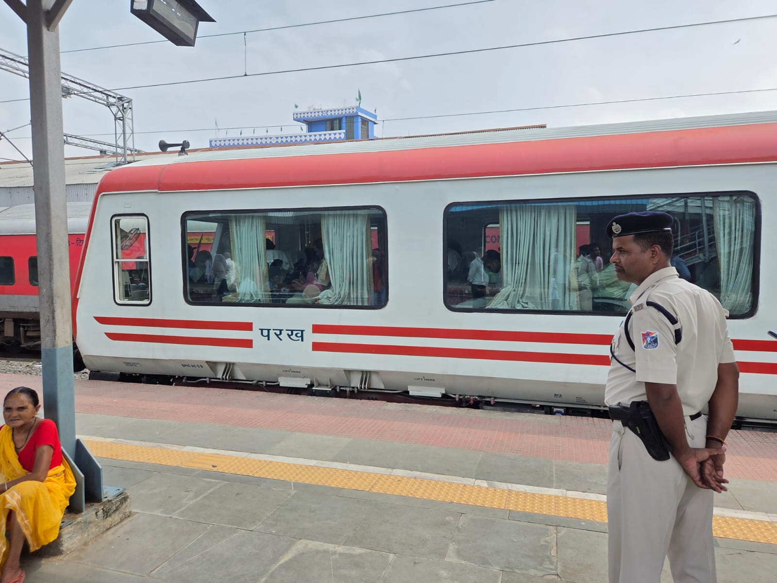निरीक्षण के लिये प्लेटफॉर्म पर लगी स्पेशल ट्रेन